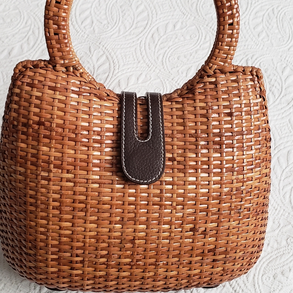 Modern Woven Rattan Handbag Purse With Feet Sits Flat Magnetic Latch Drap Brand